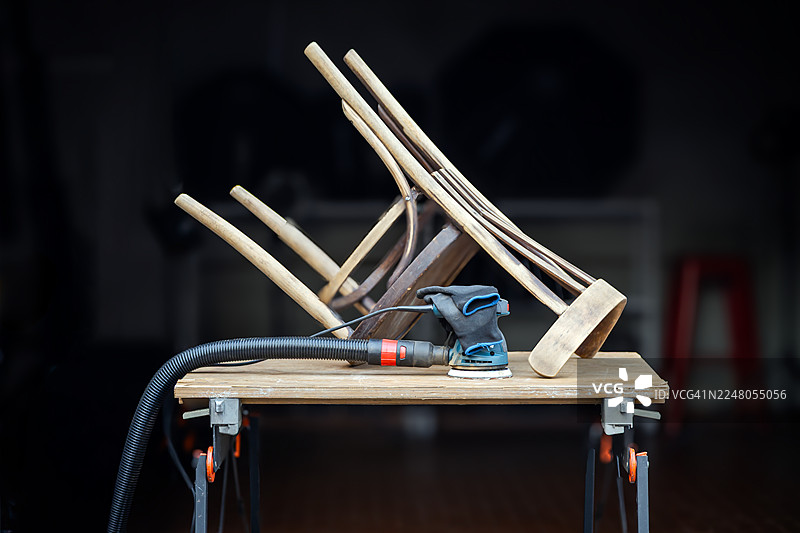 车库里回收的旧木椅图片素材