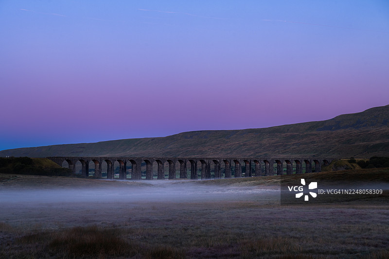 日出前的里布尔河高架桥图片素材