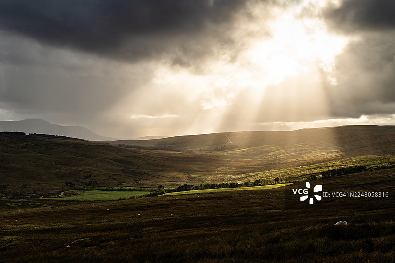 阳光穿透风暴云层图片素材