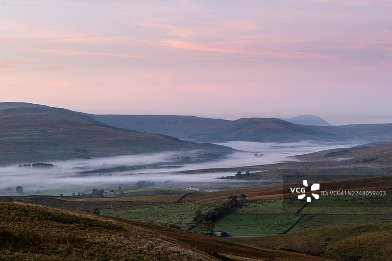 薄雾山谷中的黎明图片素材