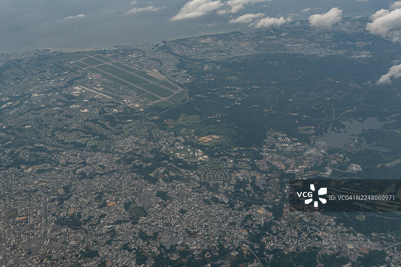 从飞机上俯瞰日本冲绳县的嘉手纳町和北谷町图片素材