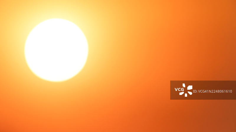 热浪、炎热的太阳、中暑、太阳引起的全球变暖和燃烧、气候变化、全球沸腾图片素材