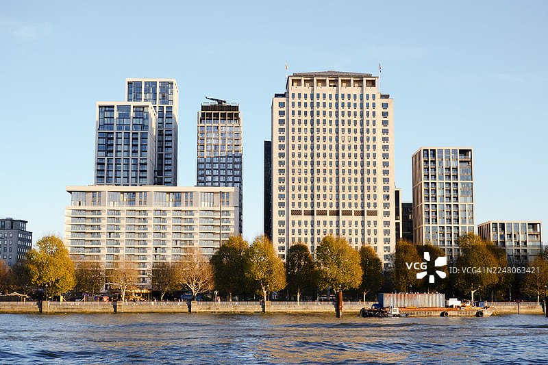 阳光明媚的秋日，临近日落时分，南岸的壳牌中心图片素材