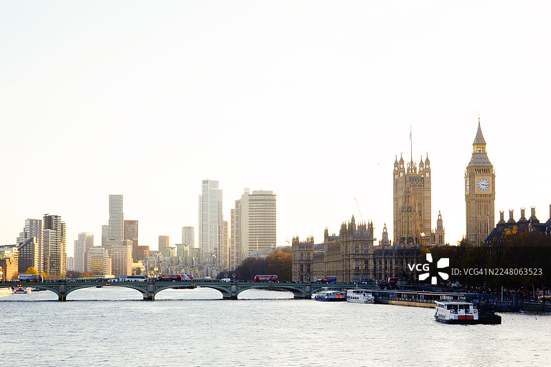 秋日暖阳接近日落时分，沃克斯豪尔和国会大厦的塔楼图片素材