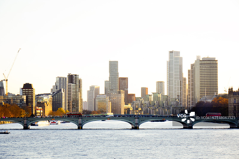 秋日夕阳时分，泰晤士河畔沃克斯豪尔的威斯敏斯特桥塔楼图片素材