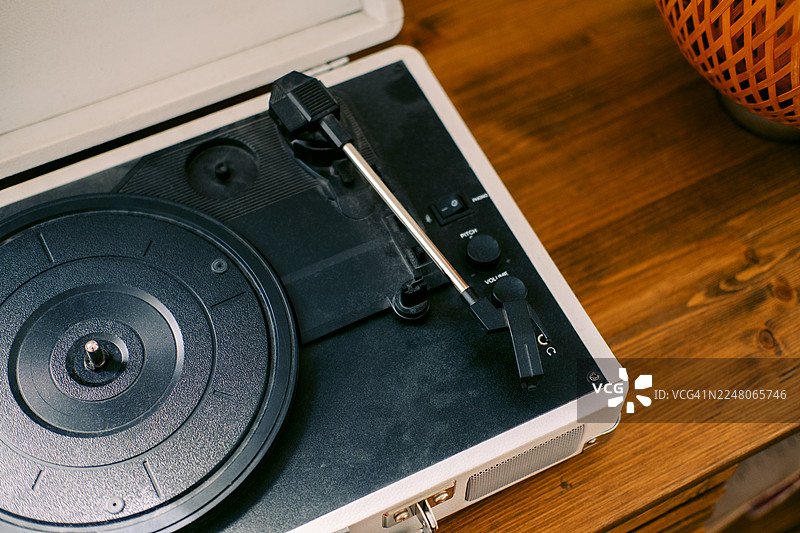 木制桌上的唱片机，特写图片素材