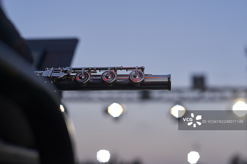 音乐会开始前，长笛乐器已准备就绪在舞台上图片素材