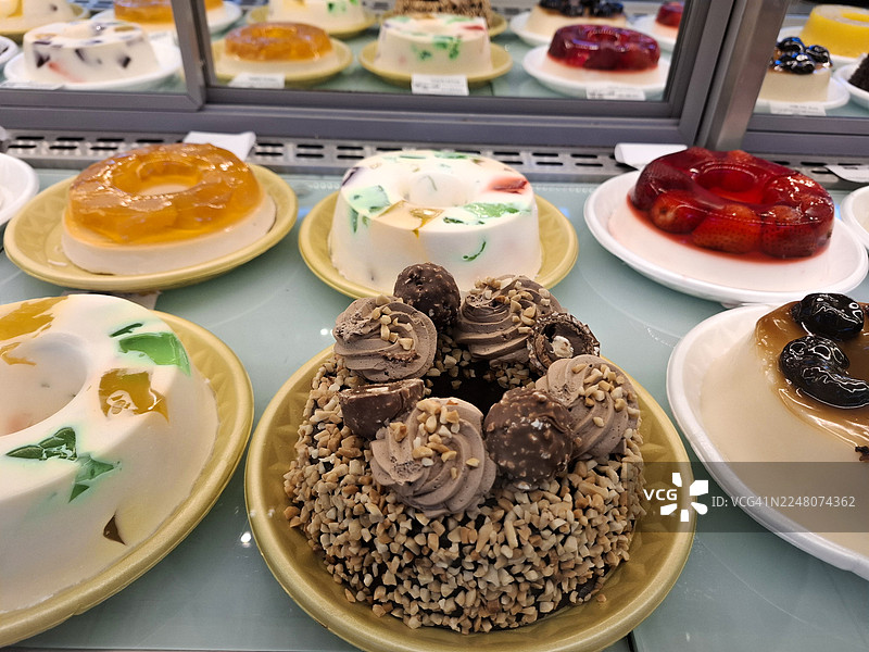 甜点和糖果。圣保罗市一家典型面包店的柜台。图片素材