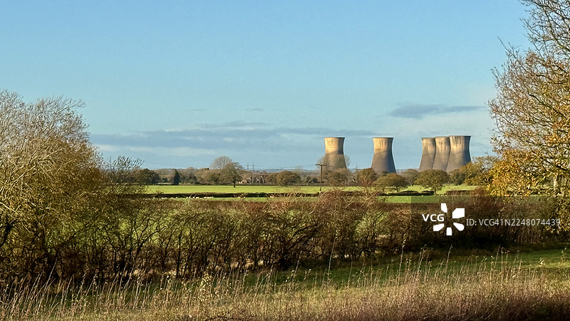 废弃发电站的冷却塔图片素材