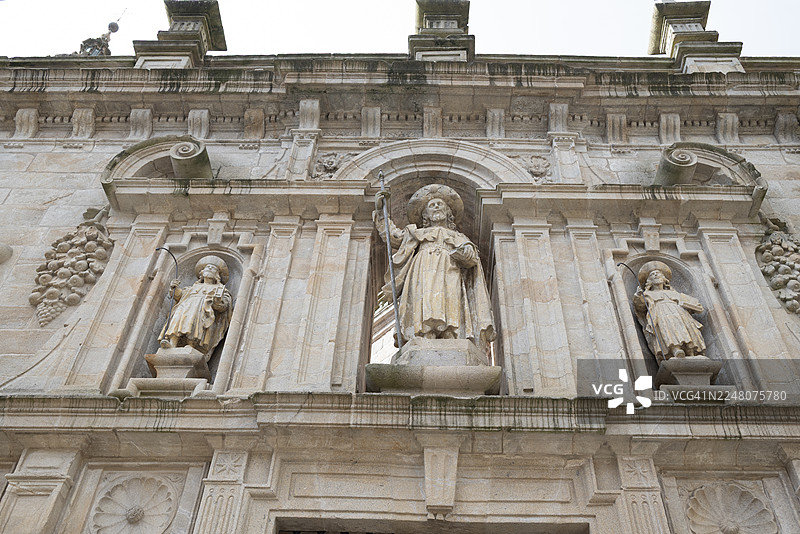 西班牙圣地亚哥-德孔波斯特拉大教堂东立面上的圣詹姆斯、亚他那修和狄奥多雕像图片素材