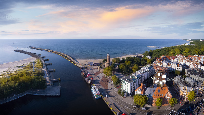 波兰假日 - 科沃布热格海滩与灯塔的鸟瞰图，科沃布热格是西波美拉尼亚的一个疗养胜地图片素材
