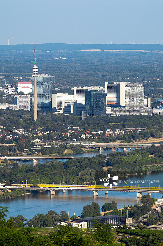 奥地利卡伦山(Kahlenberg)俯瞰的维也纳多瑙河新城(Donaustadt)区全景,包括多瑙河塔(Donau Turm)和维也纳国际中心(VIC)。图片素材
