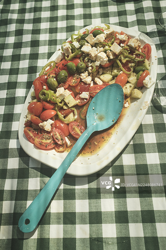 新鲜蔬菜和菲达奶酪制作的希腊沙拉图片素材