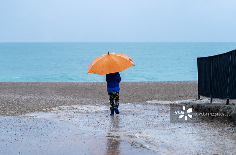 安塔利亚孔亚阿尔蒂海岸雨天撑伞行走图片素材