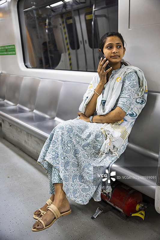 印度斋浦尔地铁列车上的年轻女子图片素材