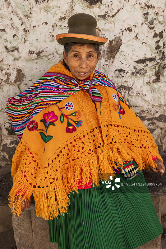 秘鲁女性身着民族服装的肖像，位于秘鲁奇瓦伊图片素材