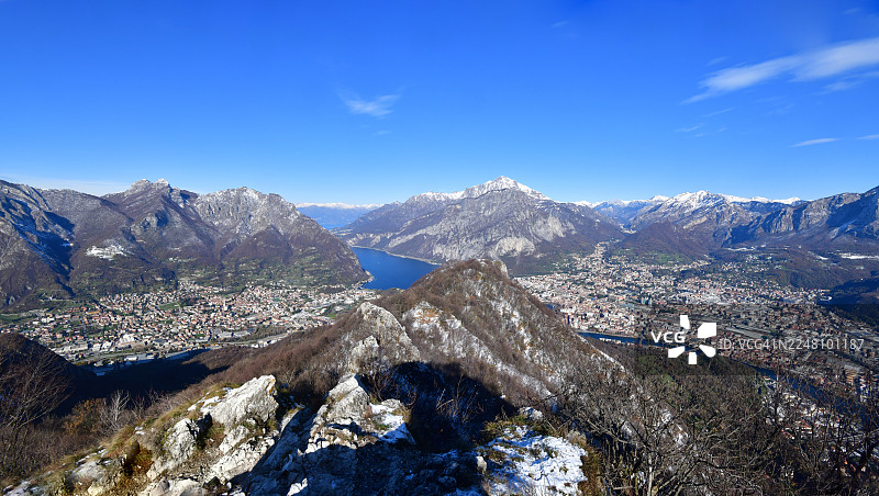 意大利湖区被雪覆盖的山峰图片素材