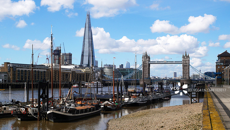 停泊在泰晤士河沿岸的驳船和英国伦敦的码头，无人。图片素材