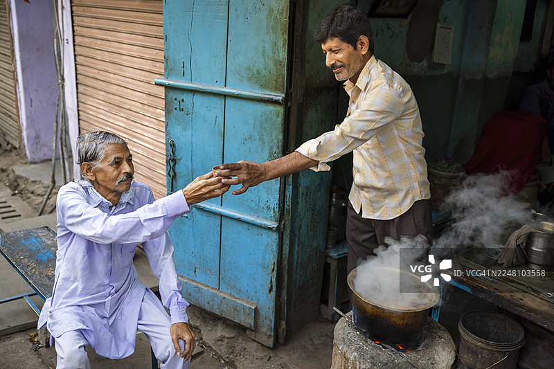 早晨在印度斋浦尔交换茶饮图片素材