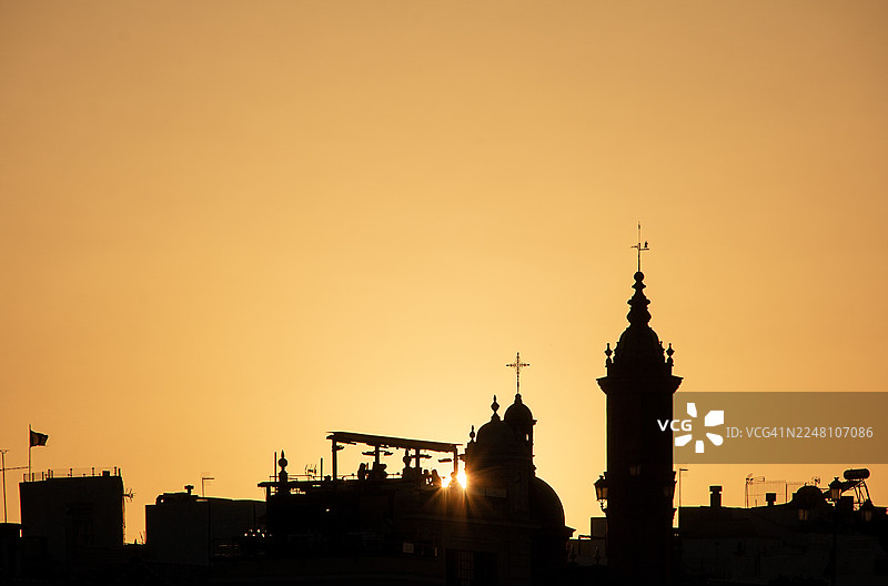 塞维利亚特里亚纳的阿尔托萨诺馆和河畔露台剪影，日落时分图片素材