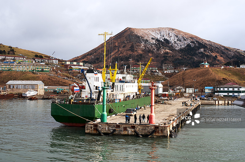 马洛库里尔斯科耶湾的码头和停泊的船只。图片素材