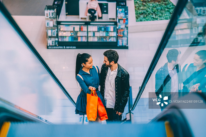 一对情侣在现代购物中心一起购物图片素材