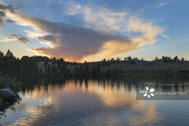 夕阳照亮梦幻湖上的云彩。布里杰荒野，温德河山脉，怀俄明州图片素材