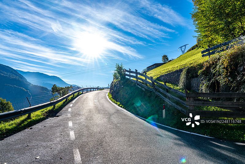 意大利博尔扎诺省罗诺镇圣因热努伊诺地区的葡萄园图片素材