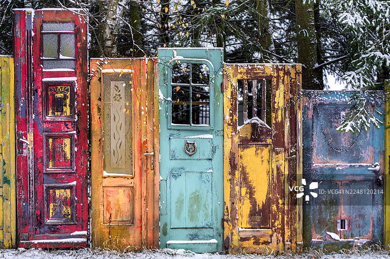 用老旧、木制、色彩斑斓的门制作的创意栅栏。波兰斯凯尔迪，2025年图片素材