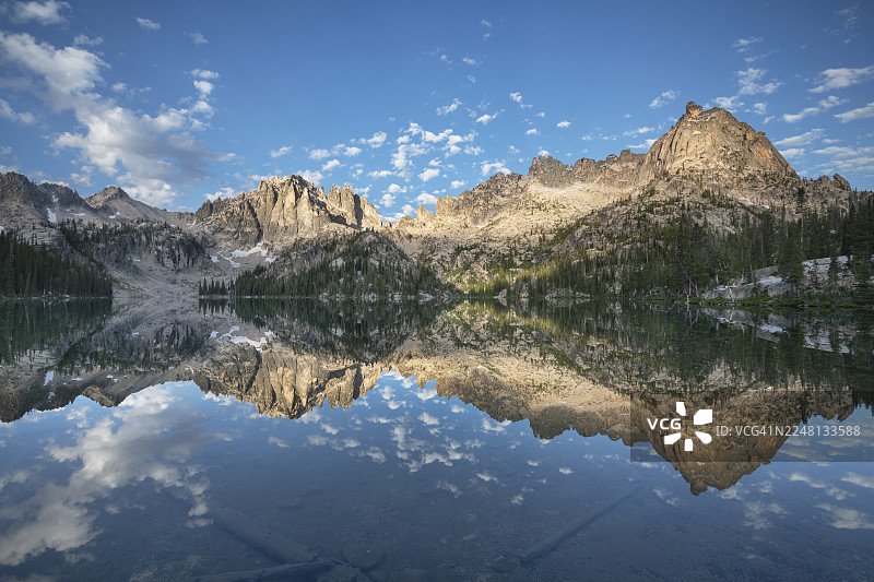 锯齿山脉蒙特维丽塔峰男爵湖图片素材