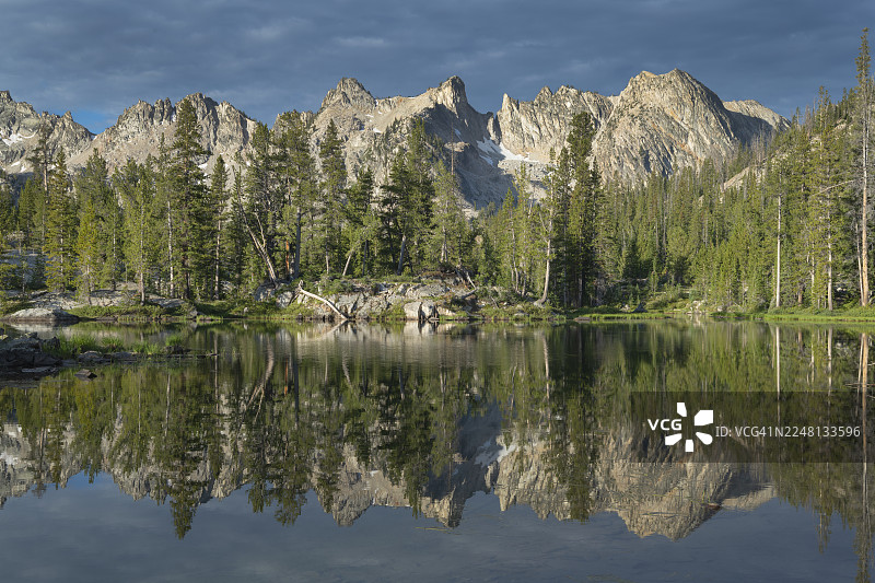爱丽丝湖，锯齿山，爱达荷州图片素材