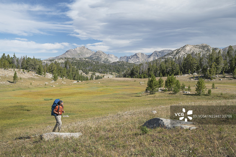 背包客，风河山脉，怀俄明州图片素材