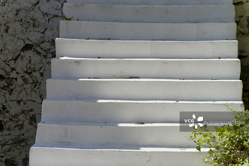 城市几何：建筑楼梯集 / 自然光下的混凝土楼梯图片素材