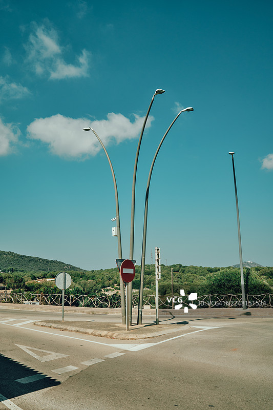 西班牙的街道十字路口，配有路灯和停车标志图片素材