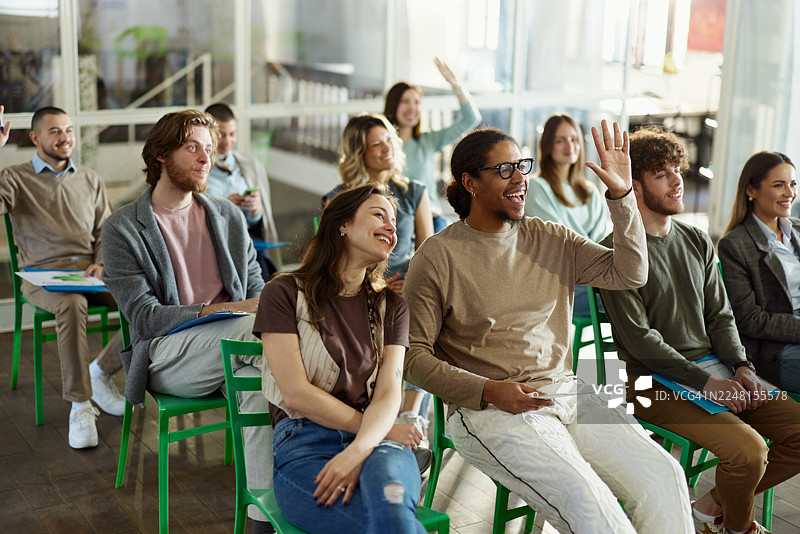 现代会议室里的创意研讨会！图片素材