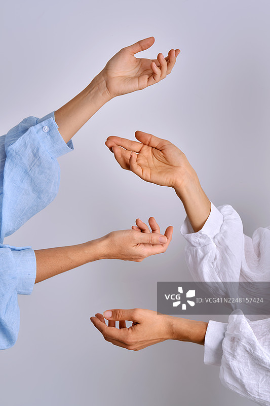 四只手，作为美容概念中产品的展示台图片素材