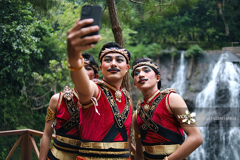 三名印尼男性舞者在户外自拍图片素材