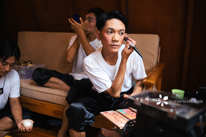 男舞者的化妆时刻图片素材