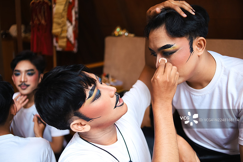 表演前的化妆环节图片素材