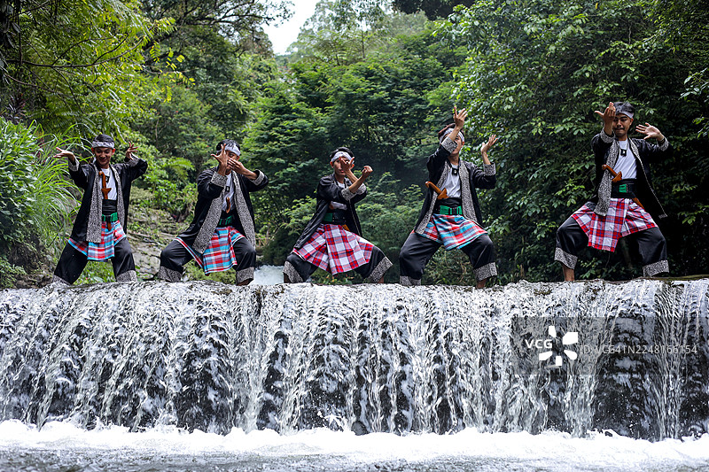 瀑布前的南拳表演图片素材