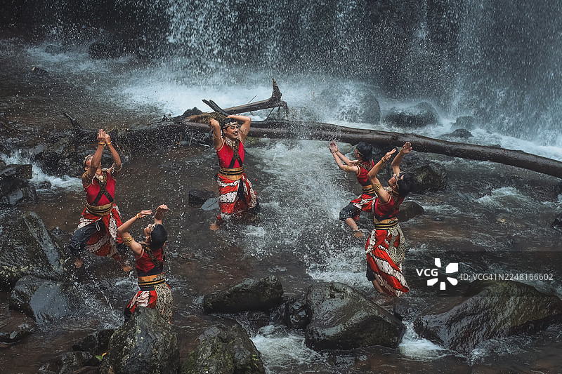 舞者与水互动图片素材