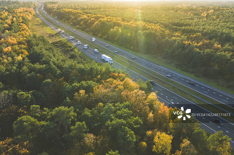 秋季自然风光中高速公路上的车流图片素材