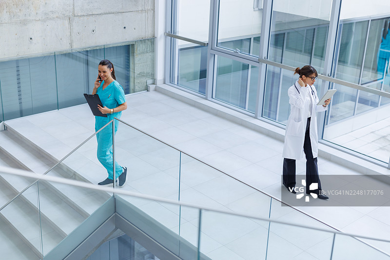 医护人员在现代化的医院环境中工作图片素材