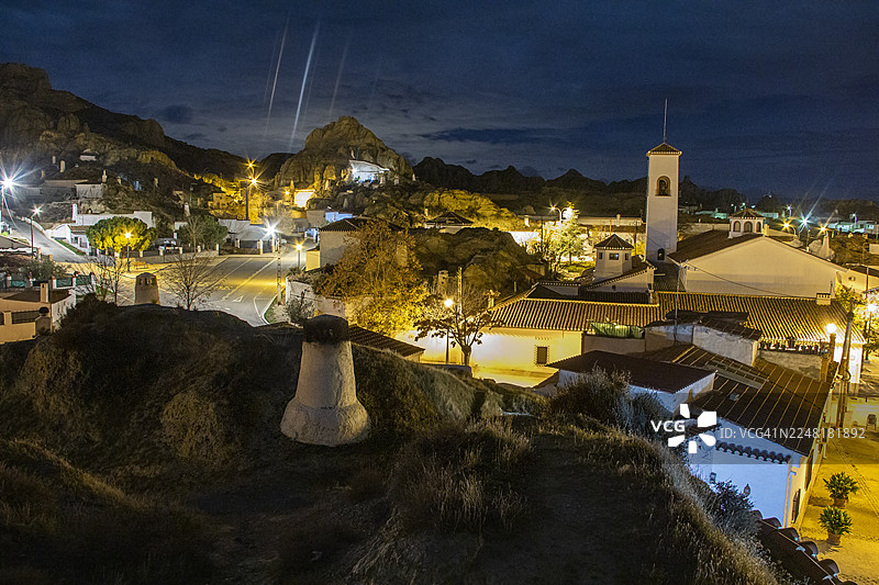 安达卢西亚瓜迪克斯洞穴民居的夜景，有山顶烟囱图片素材