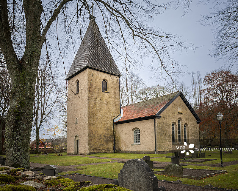 瑞典奥格隆达的古老小型中世纪石教堂图片素材