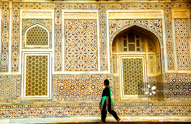 一位女性游客参观印度阿格拉的伊提马德·乌德·达乌拉陵墓。图片素材