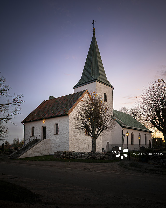 13世纪瑞典斯卡拉堡省贝尔格的白色中世纪教堂图片素材