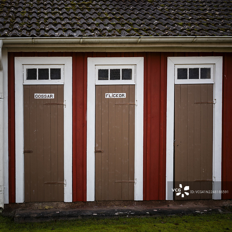 瑞典木制学校厕所，位于莱尔达拉，有三扇门图片素材