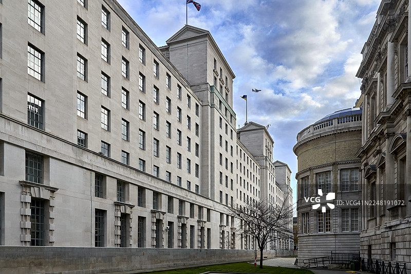 英国国防部大楼和伦敦宴会厅位于伦敦白厅的皇家骑兵卫队大道图片素材