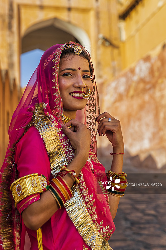 年轻的印度女性在印度斋浦尔摆姿势图片素材
